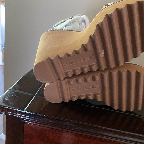 NWOB Vince Camuto wedges. Snake skin pattern - Picture 5 of 7